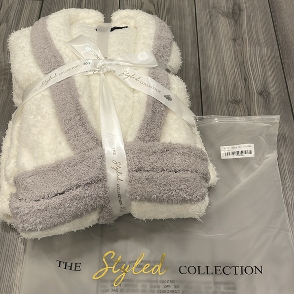 The Styled Collection Robe - Picture 3 of 3